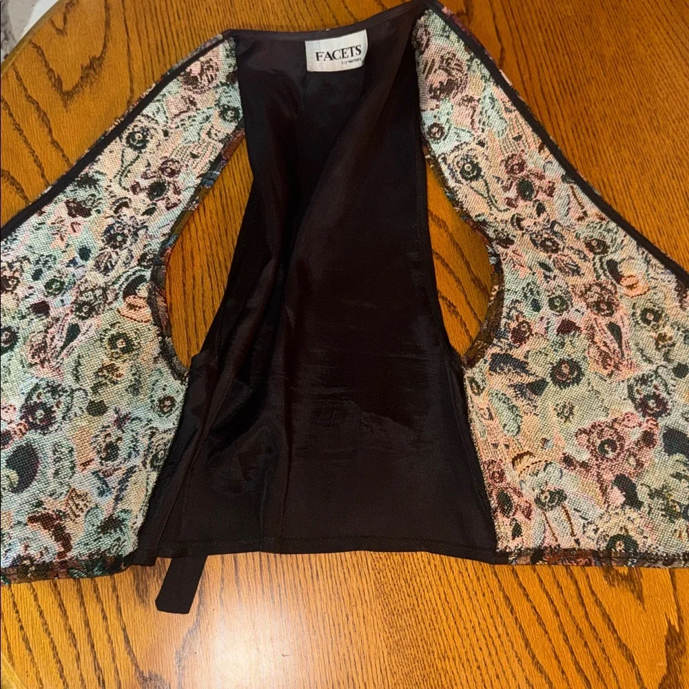 Facets Bear Patterned Vest - Picture 4 of 7